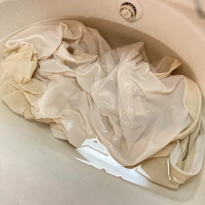 つけ置き洗いしているシーツの画像